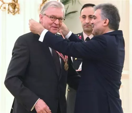 Dostluk İlişkilerine Katkının Altın Sembolü: Devlet ve Cumhuriyet Nişanları