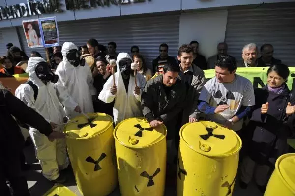 Varillerle Müzik Yapıp Nükleer Santrali Protesto Ettiler