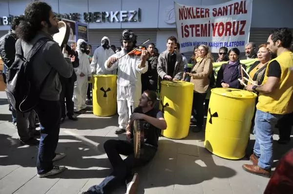 Varillerle Müzik Yapıp Nükleer Santrali Protesto Ettiler