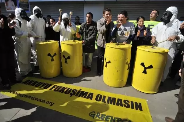 Varillerle Müzik Yapıp Nükleer Santrali Protesto Ettiler Varillerle Müzik Yapıp Nükleer Santrali Protesto Ettiler