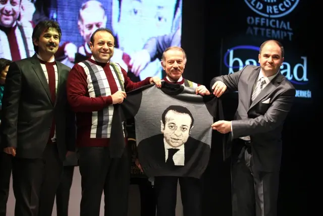 Enerji Tasarrufuna Dikkat Çekip, Dünyanın En Büyük Kazağını Ürettiler