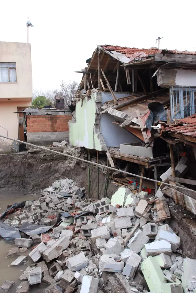 Denizli�de Duvarı Çöken Ev Boşaltıldı Haberler