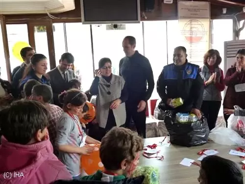 Sevgi Yuvası Çocuklarına Kaymakam'dan Hediye Sevgi Yuvası Çocuklarına Kaymakam'dan Hediye