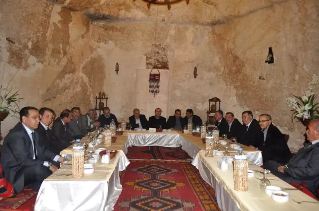 AK Parti'li Belediye Başkanları Şanlıurfa'da Toplandı AK Parti'li Belediye Başkanları Şanlıurfa'da Toplandı