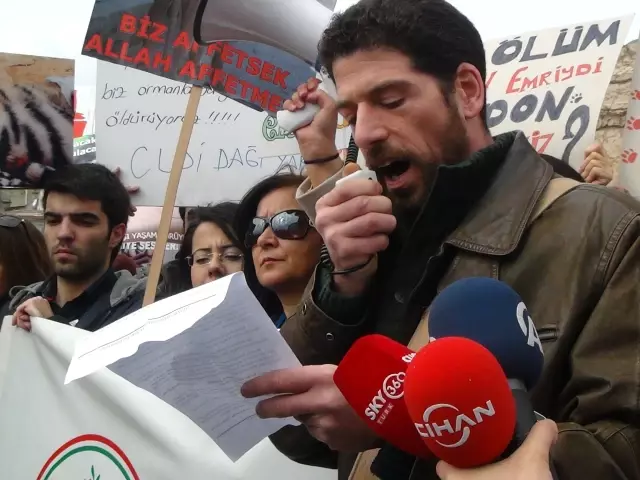 Hayvanseverler, TBMM'de Bekleyen Yasaların Geri Çekilmesi İçin Eylem Yaptı