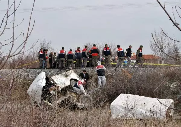 Yük Treni, İşçi Servisiyle Çarpıştı: 1 Ölü, 3 Yaralı