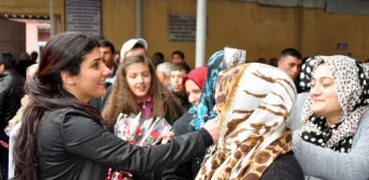 CHP'li Kadınlardan, Cezaevi Ziyaretine Gelen Kadınlara Karanfil