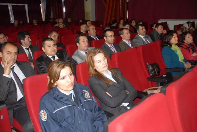 Özer, 'Çocuklar Taciz ve İstismara Karşı Uyarılmalı' Özer, 'Çocuklar Taciz ve İstismara Karşı Uyarılmalı'