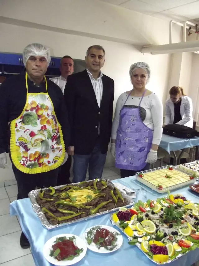 Ev Kadınları Aşçılık Kursunda Yemek Yapmayı Öğreniyor