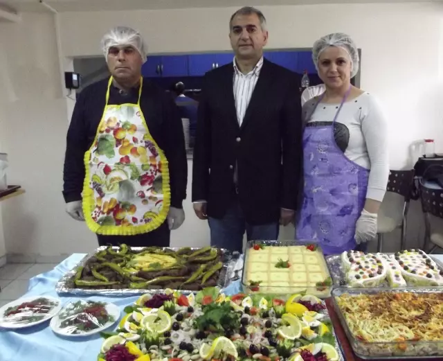 Ev Kadınları Aşçılık Kursunda Yemek Yapmayı Öğreniyor