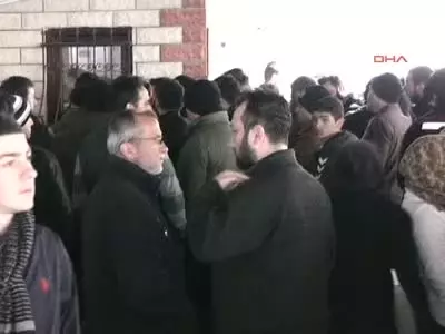 Yalova Suriye'deki Çatışmalarda Hayatını Kaybeden Yalovalı Toprağa Verildi Yalova Suriye'deki Çatışmalarda Hayatını Kaybeden Yalovalı Toprağa Verildi