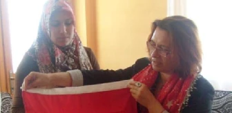 MHP'li Kadınlar Şehitlikte Bisküvi Dağıttı