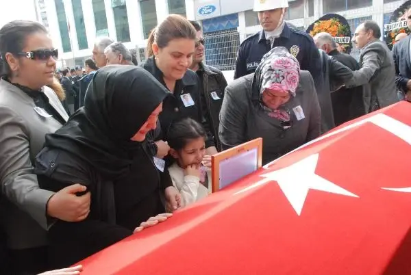 Polis Memuru İçin Cenaze Töreni