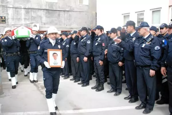 Polis Memuru İçin Cenaze Töreni