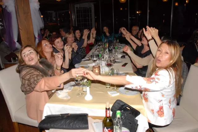 Fethiye'deki Kabare Şov İlgiyle İzlendi Fethiye'deki Kabare Şov İlgiyle İzlendi