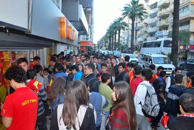Göztepeli Oyuncular Taraftarlarla Buluştu