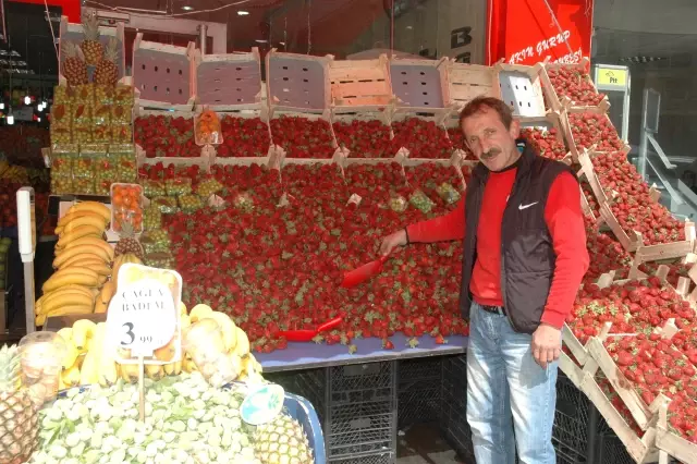 Yaz Meyveleri Tezgahları Renklendirdi Yaz Meyveleri Tezgahları Renklendirdi