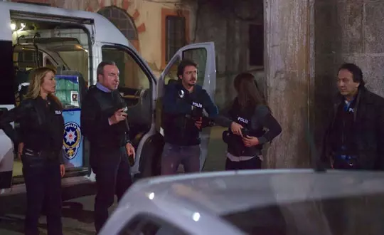 Arka Sokaklar'da Ekip, Ömer'i Kurtarmanın Peşinde Arka Sokaklar'da Ekip, Ömer'i Kurtarmanın Peşinde