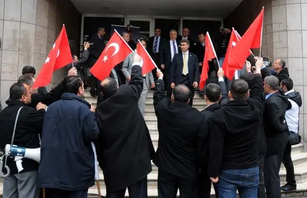 Akil İnsanlar Heyeti'ne Protesto Akil İnsanlar Heyeti'ne Protesto