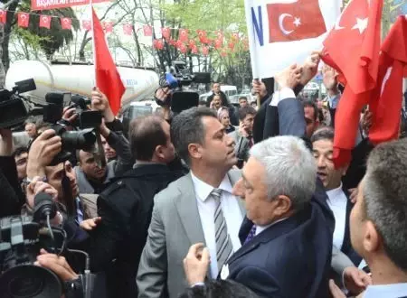 Akil İnsanlara Şok Protesto Akil İnsanlara Şok Protesto