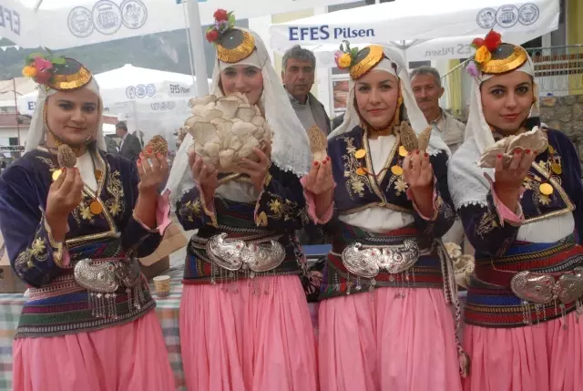 Kuzugöbeği Mantar Festivali Renkli Görüntülerle Başladı Kuzugöbeği Mantar Festivali Renkli Görüntülerle Başladı