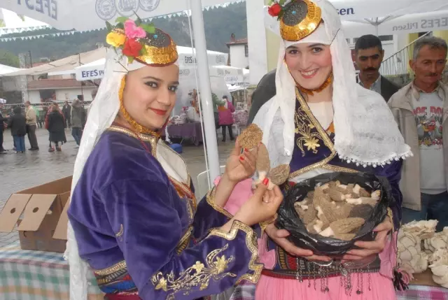 Kuzugöbeği Mantar Festivali Renkli Görüntülerle Başladı Kuzugöbeği Mantar Festivali Renkli Görüntülerle Başladı