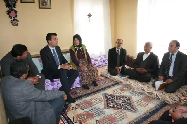Halfeti Kaymakamı Aileleri Ziyaret Ediyor Halfeti Kaymakamı Aileleri Ziyaret Ediyor