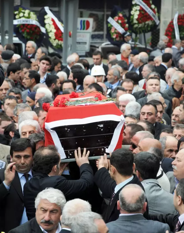 Efsane Siyasetçi İlyas Kılıç'ın Tabutunu Samsunlular Taşıdı Efsane Siyasetçi İlyas Kılıç'ın Tabutunu Samsunlular Taşıdı