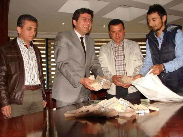 Güreş Ağası Parayı Çuvalla Getirdi Güreş Ağası Parayı Çuvalla Getirdi