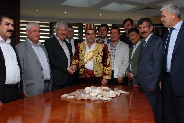 Güreş Ağası Parayı Çuvalla Getirdi Güreş Ağası Parayı Çuvalla Getirdi