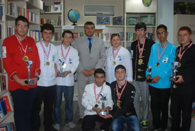 Öğrencilerden Ustalara Aşçılık Dersi Öğrencilerden Ustalara Aşçılık Dersi