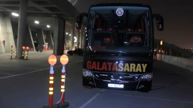 Galatasaray Da Takim Otobusu Statta Birakildi Spor