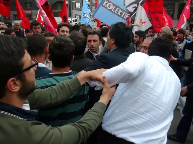 Deniz Gezmiş'i Anmak İçin Toplanan Gruplar Arasında Arbede Deniz Gezmiş'i Anmak İçin Toplanan Gruplar Arasında Arbede