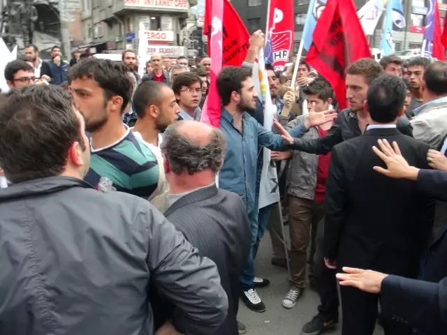 Deniz Gezmiş'i Anmak İçin Toplanan Gruplar Arasında Arbede Deniz Gezmiş'i Anmak İçin Toplanan Gruplar Arasında Arbede