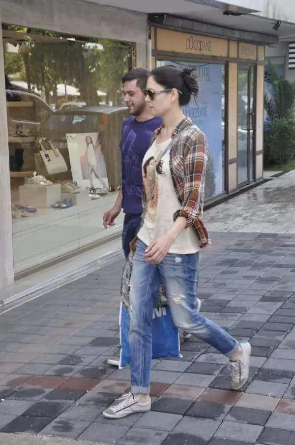 Yıldız Çağrı Atiksoy, Sevgilisiyle İzmir�de Haberler Magazin