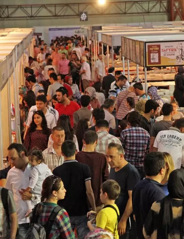 Kitap Fuarı'na İki Günde 120 Bin Ziyaretçi