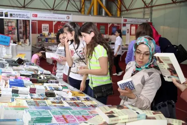 Kitap Fuarı'na İki Günde 120 Bin Ziyaretçi