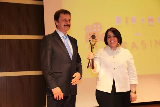 8. Uluslararası Dadaş Film Festivalinde 'Lal Gece' Filmi 4 Ayrı Dalda Ödül Aldı 8. Uluslararası Dadaş Film Festivalinde 'Lal Gece' Filmi 4 Ayrı Dalda Ödül Aldı