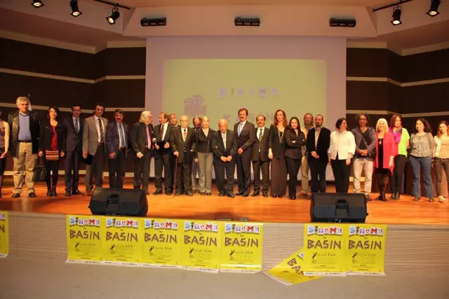 8. Uluslararası Dadaş Film Festivalinde 'Lal Gece' Filmi 4 Ayrı Dalda Ödül Aldı 8. Uluslararası Dadaş Film Festivalinde 'Lal Gece' Filmi 4 Ayrı Dalda Ödül Aldı