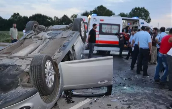Kocaeli'de İki Otomobil Çarpıştı: 10 Yaralı Kocaeli'de İki Otomobil Çarpıştı: 10 Yaralı