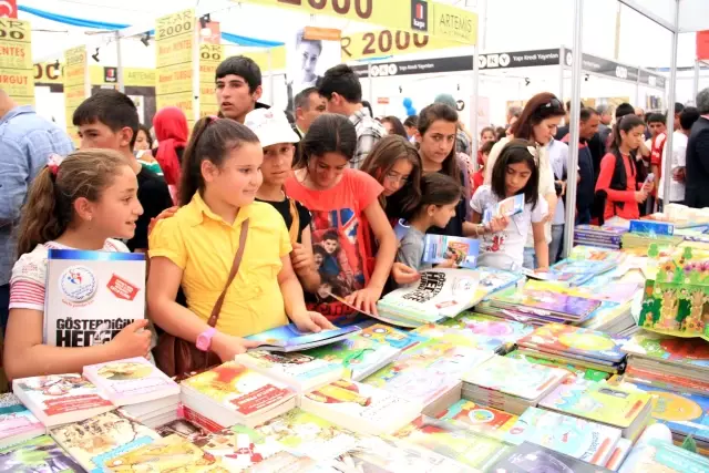 Van'ın İlk Fuarı,Yayınevlerini Bir Araya Getirdi