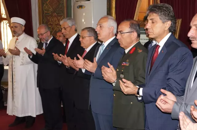 Fetih Kutlamaları Fatih'in Kabrini Ziyaretle Başladı Fetih Kutlamaları Fatih'in Kabrini Ziyaretle Başladı