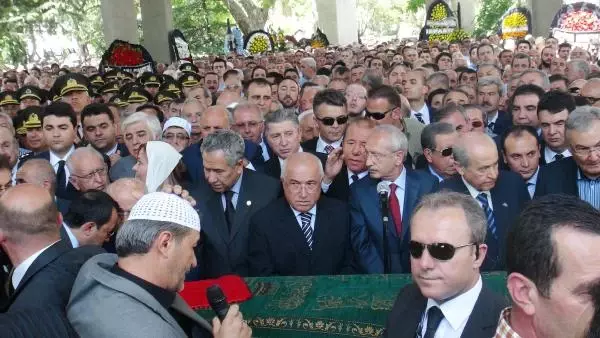 Nazmiye Demirel Son Yolculuğuna Uğurlandı (3) Nazmiye Demirel Son Yolculuğuna Uğurlandı (3)