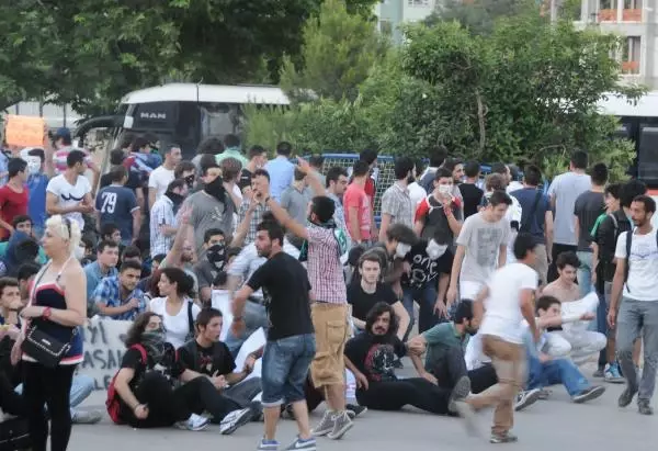 İzmit'te Yaklaşık 10 Bin Kişi AK Parti İl Binasına Yürüyor (2) İzmit'te Yaklaşık 10 Bin Kişi AK Parti İl Binasına Yürüyor (2)