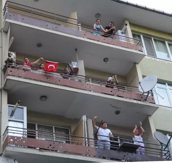 İzmit'te Yaklaşık 10 Bin Kişi AK Parti İl Binasına Yürüyor (2) İzmit'te Yaklaşık 10 Bin Kişi AK Parti İl Binasına Yürüyor (2)