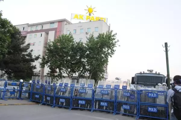 İzmit'te Yaklaşık 10 Bin Kişi AK Parti İl Binasına Yürüyor (2) İzmit'te Yaklaşık 10 Bin Kişi AK Parti İl Binasına Yürüyor (2)