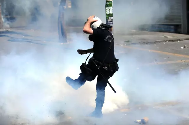 Taksim Protestocuları Kızılay'da Polisle Çatıştı Taksim Protestocuları Kızılay'da Polisle Çatıştı