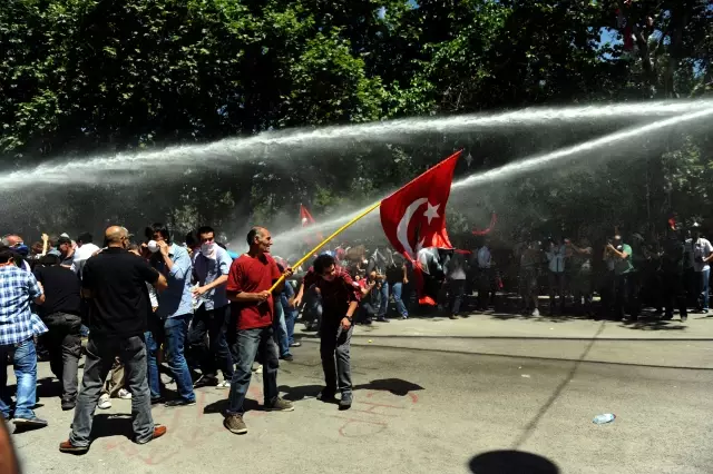 Taksim Protestocuları Kızılay'da Polisle Çatıştı Taksim Protestocuları Kızılay'da Polisle Çatıştı