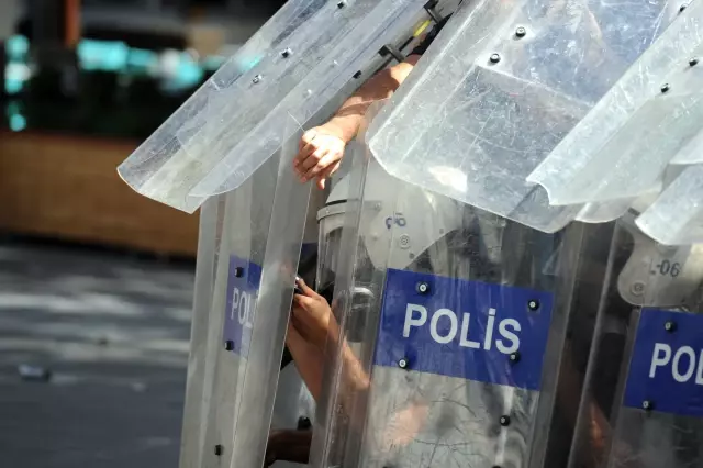 Taksim Protestocuları Kızılay'da Polisle Çatıştı Taksim Protestocuları Kızılay'da Polisle Çatıştı