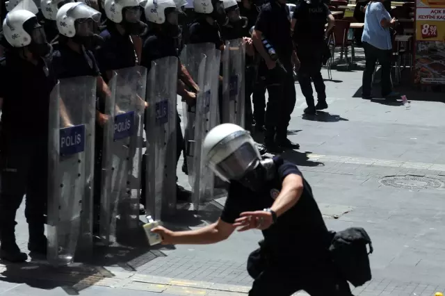 Taksim Protestocuları Kızılay'da Polisle Çatıştı Taksim Protestocuları Kızılay'da Polisle Çatıştı